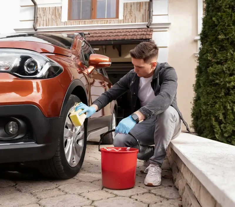 Lavage auto à domicile Les Baux-Sainte-Croix : professionnel intervenant sur un véhicule